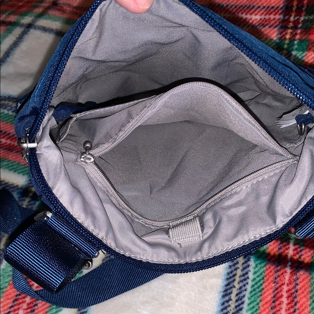 Baggallini Horizon Crossbody bag in a peacock blue color.
Approximately 10”x10” - Picture 4 of 4